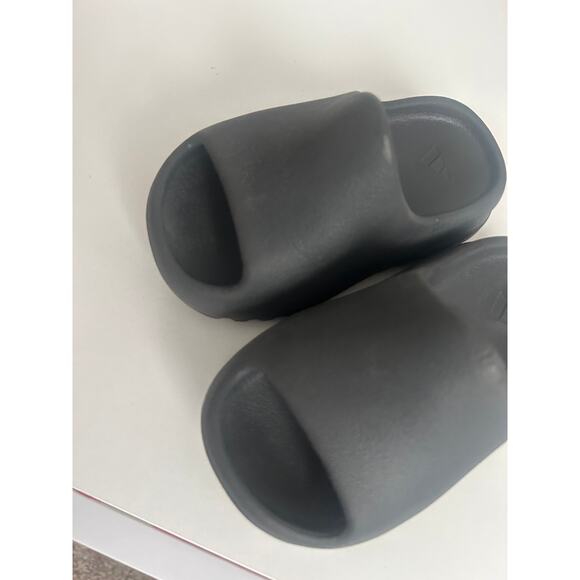 Yeezy Baby Slides *onyx* - Picture 2 of 4